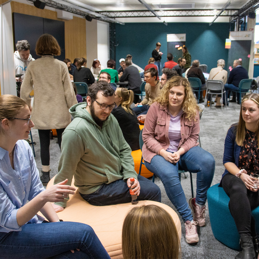 Das Lausitz Café ist eine regelmäßige Veranstaltungsreihe, die sich mit konkreten Fragestellungen zur Entwicklung in der Region befasst