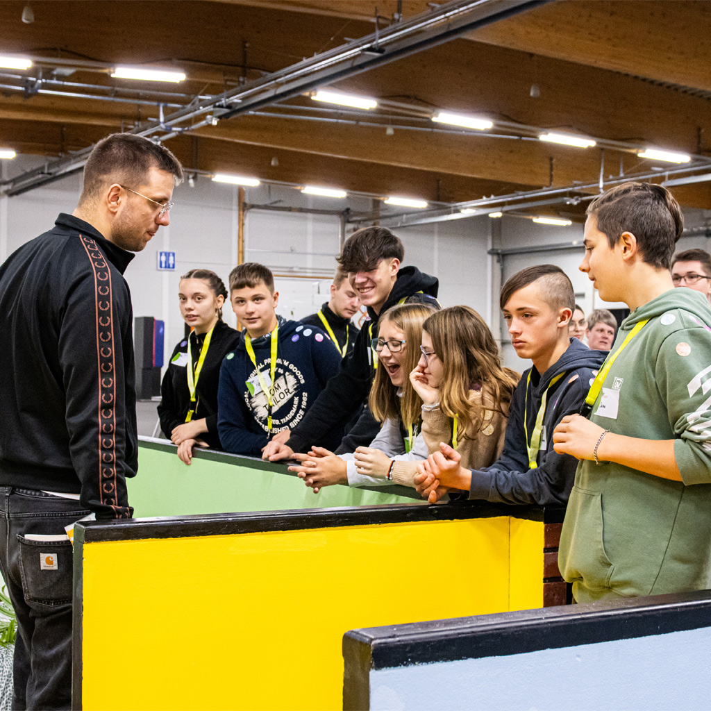 Komm auf Tour ist eine interaktive Veranstaltung, die Schülern die Möglichkeit bietet, verschiedene Berufsfelder kennenzulernen